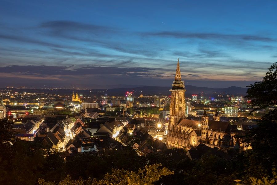 Freiburg beleuchtet bei Nacht