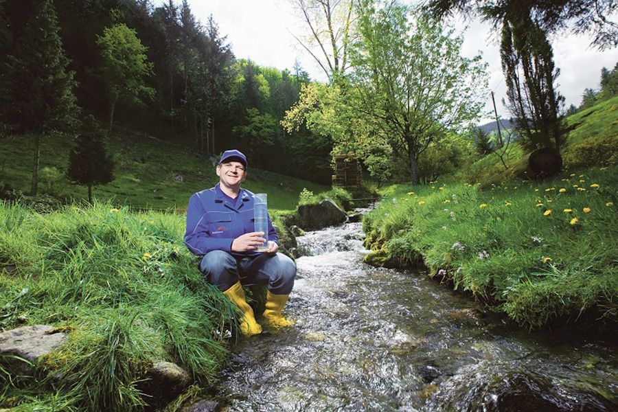 Unser badenovaNETZE Wassermeister Markus Gremmelspacher entnimmt eine Wasserprobe in einem Bach in Freiburg-Kappel.