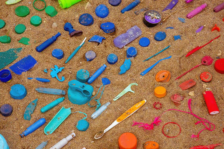 Bunte Plastikteile am Strand