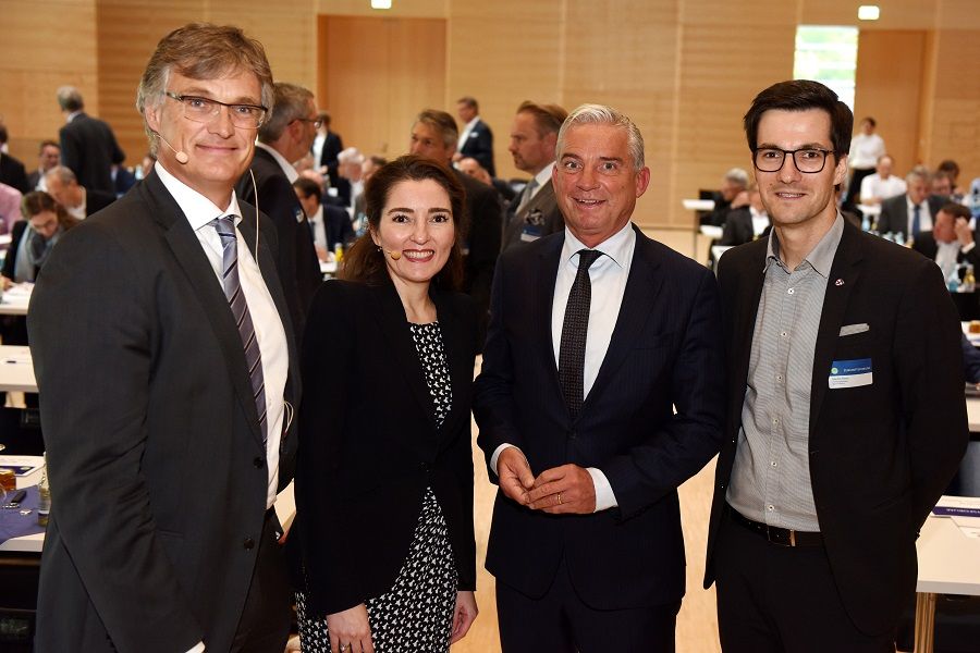 Dr. Thorsten Radensleben, Prof. h.c. Dr. Chirine Etezadzadeh, Baden-Württembergs Innenminister Thomas Strobl und Freiburgs Oberbürgermeister Martin Horn beim badenova Zukunftsforum 2018 in Merzhausen.