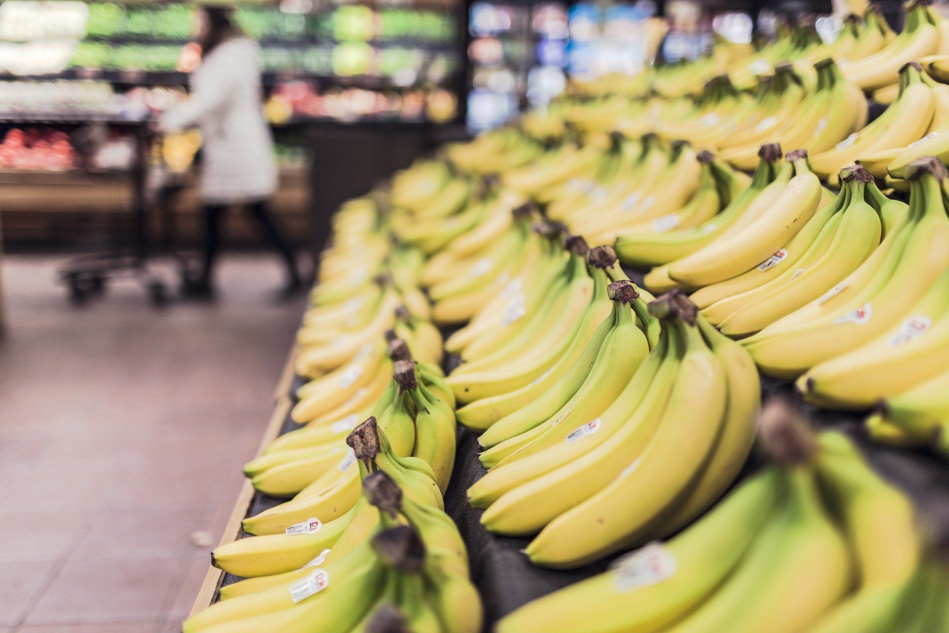 Bananen in der Supermarkttheke.