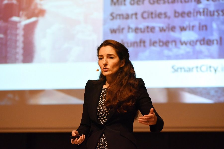 Prof. h.c. Dr. Chirine Etezadzadeh beim badenova Zukunftsforum im Jahr 2018.