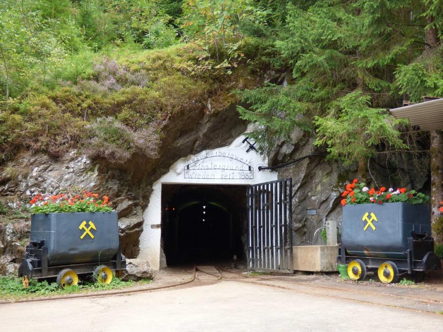 Eingang zum Besucherbergwerk Finstergrund in Wieden