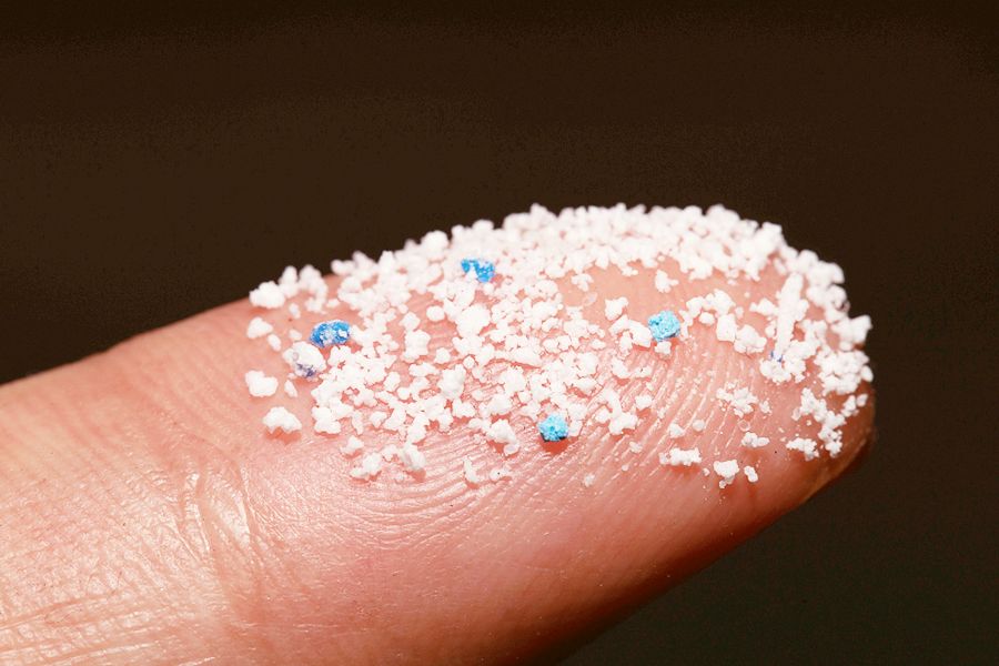 Unfassbar und wahr – wir nehmen wöchentlich 5 Gramm Mikroplastik zu uns!
