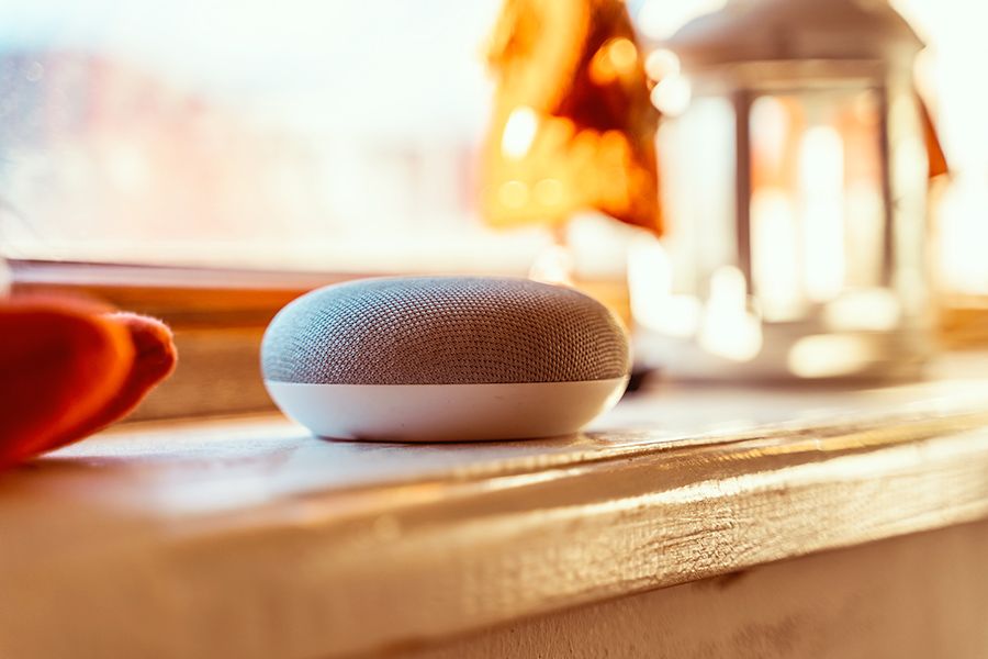 Der Lautsprecher Google Home wird mit dem Sprachassistenten Google Assistant bedient.