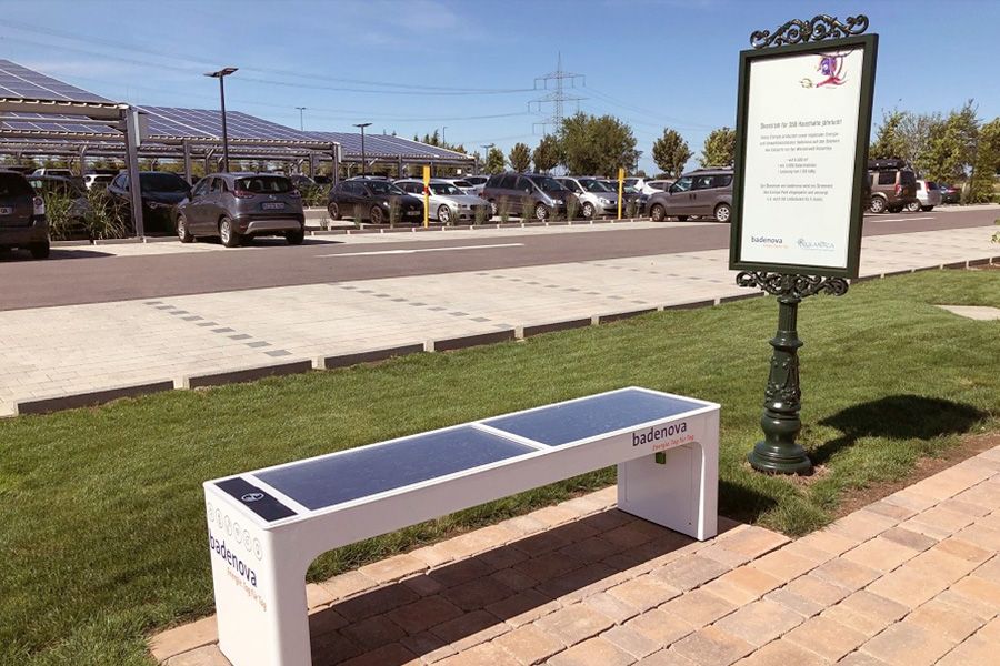 Die badenova Solarbank auf dem Parkplatz der Wassererlebniswelt Rulantica.