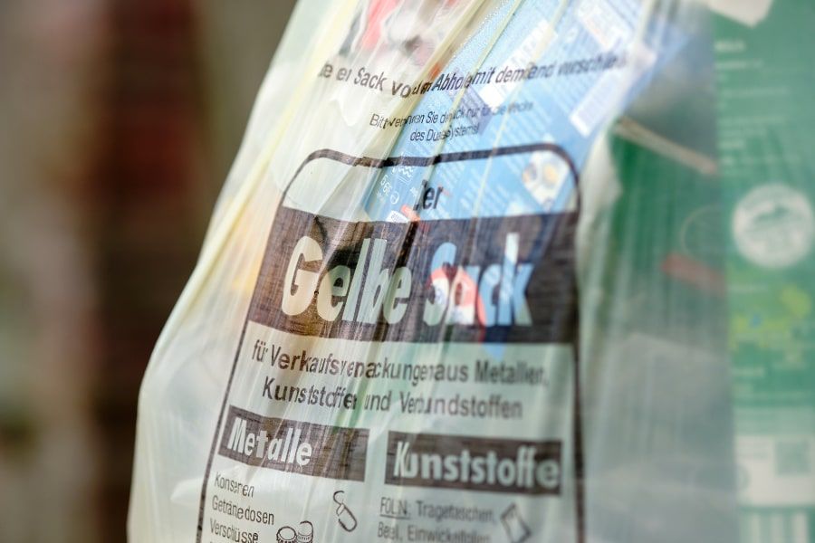 Im gelben Sack werden Verpackungen aus Kunststoff, Weißblech und Aluminium sowie Verbundverpackungen entsorgt.