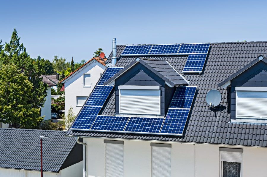 Eine Photovoltaik-Anlage auf dem Hausdach steigert die Energieeffizienz.