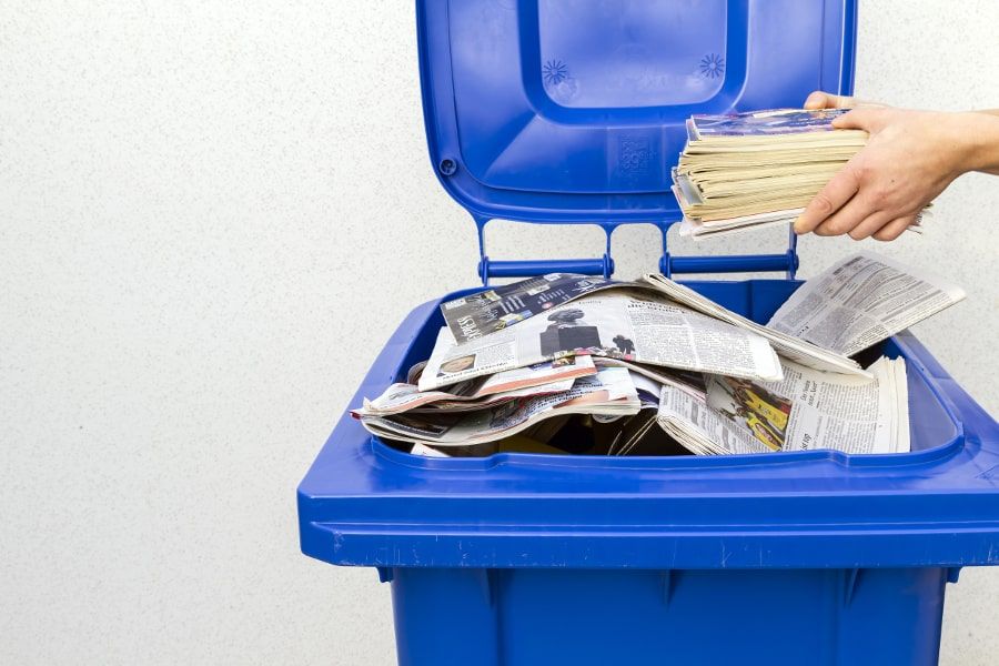 Alte Zeitungen, Papier oder Pappe gehören in die Altpapiertonne.