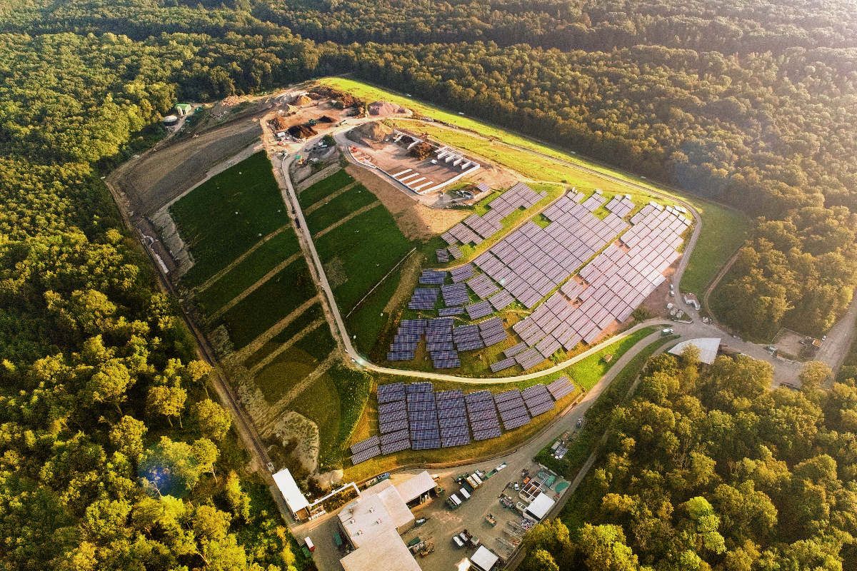 Freiland-Solarkraftwerk auf der ehemaligen Mülldeponie Eichelbuck bei Freiburg i. Br.