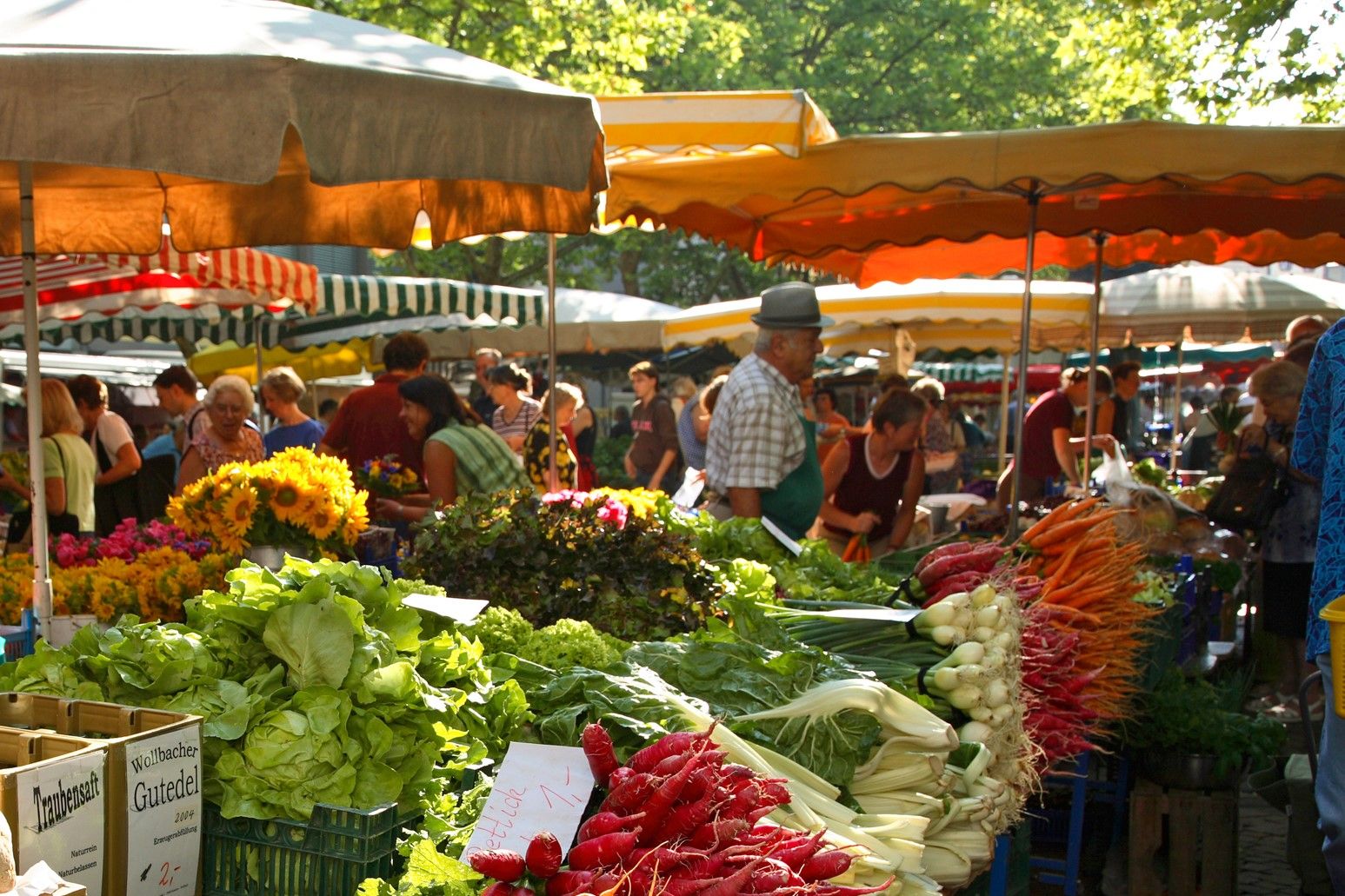 Wochenmarkt mit regionalen Produkten.