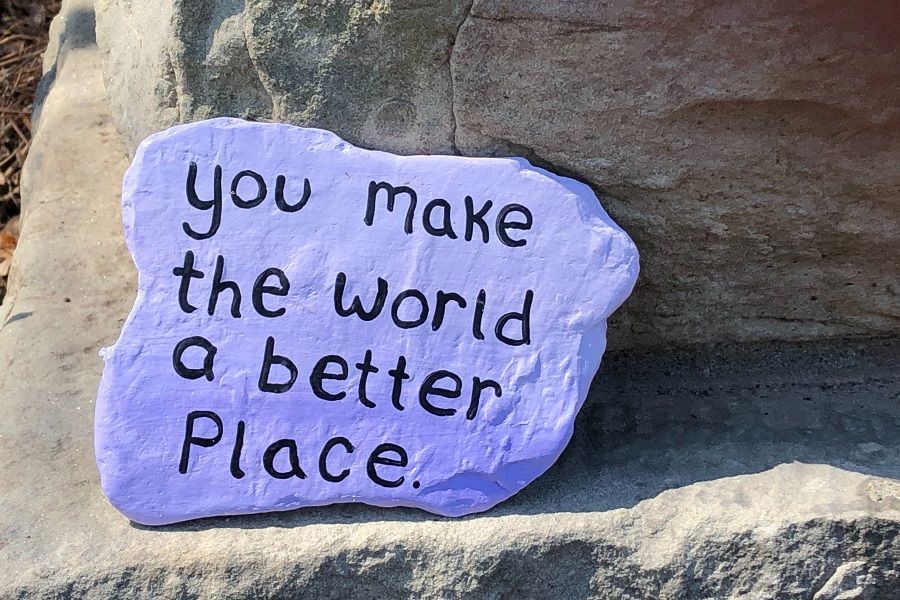 Mit lila Farbe bemalter Stein mit der Aufschrift "You make the world a better place."