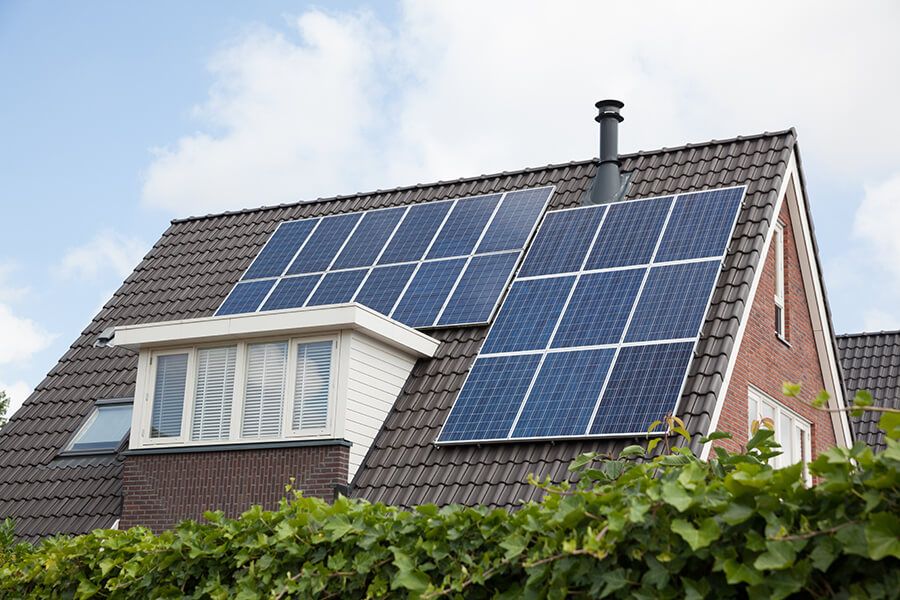 Dach mit Photovoltaik © Shutterstock: esbobeldijk