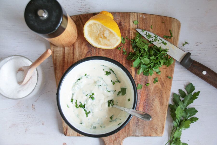 Der Joghurt-Dip für das Ofengemüse ist schnell zubereitet
