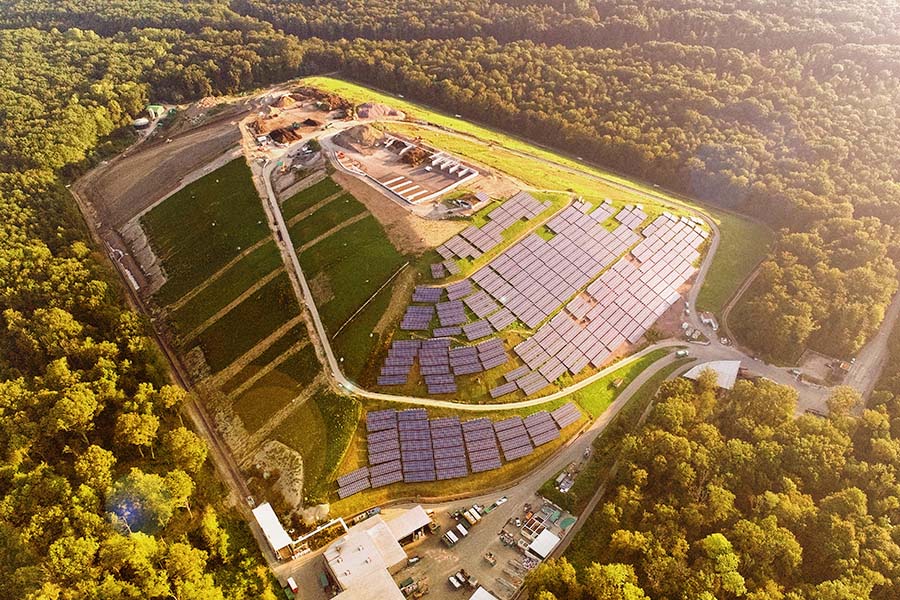 Solaranlage auf der ehemaligen Mülldeponie Eichelbuck in Freiburg.