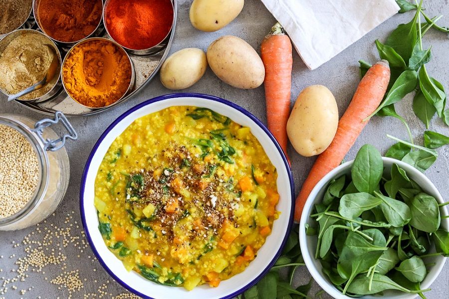 Schmecke Dein Kitchari mit Gewürzen ab und garniere es mit frischen Kräutern.