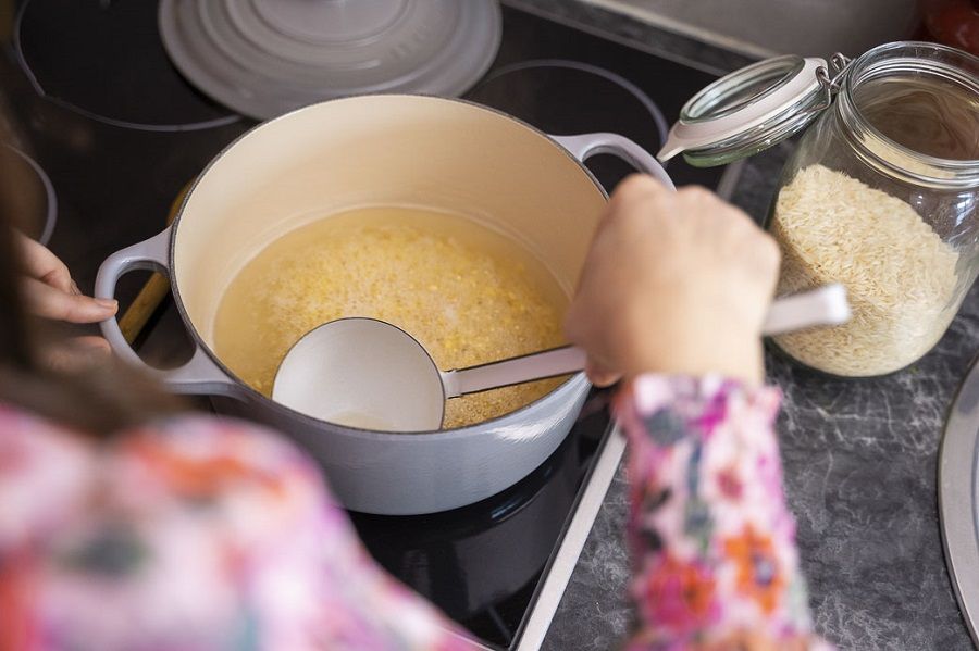 Koche Dein Mung Dal bzw. Deine Linsen und schöpfe den Schaum immer wieder ab.