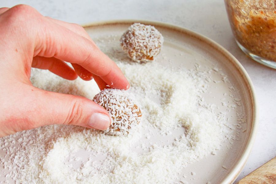 Schmecke Dein Kitchari mit Gewürzen ab und garniere es mit frischen Kräutern.