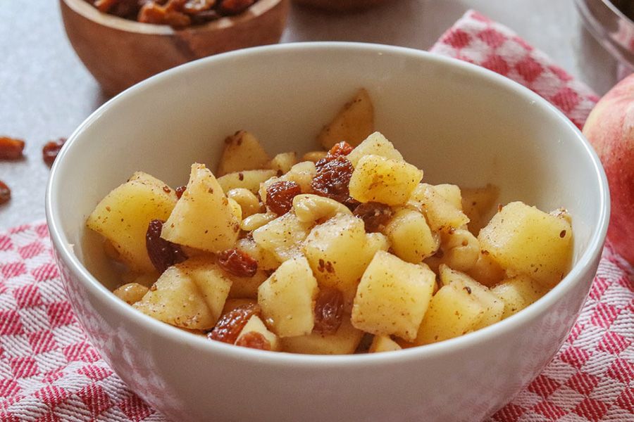 Ayurvedisches Kapha Frühstück: Gedünsteter Apfel mit Cashews und Rosinen