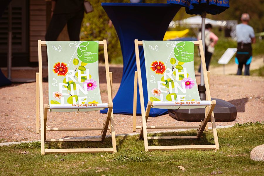 Zwei Liegestühle im Landesgartenschau-Look auf der Landesgartenschau in Neuenburg 2022.