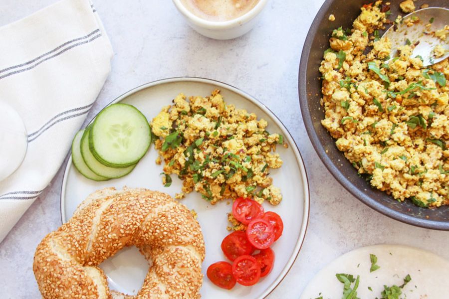 Veganes Rührei mit Tofu (Scrambled Tofu)