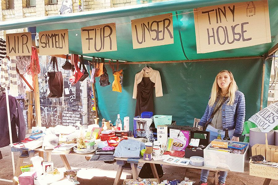 Flohmarktstand, um unnötigen Ballast für den Umzug ins Tiny House loszuwerden sowie Geld zu sammeln für das neue Leben.