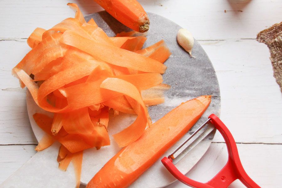 Karotte mit Sparschäler schälen und kochen.