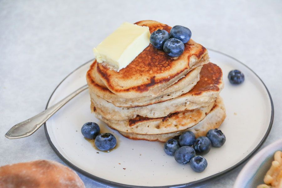 Pancakes mit Früchten oder Agavensirup garnieren.