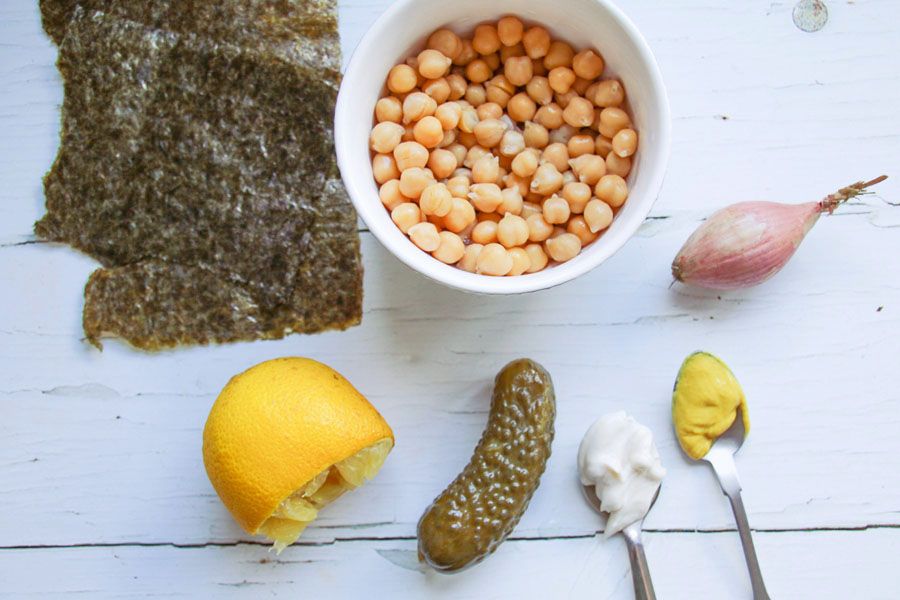 Zutaten für veganen Thunfisch bereitlegen.