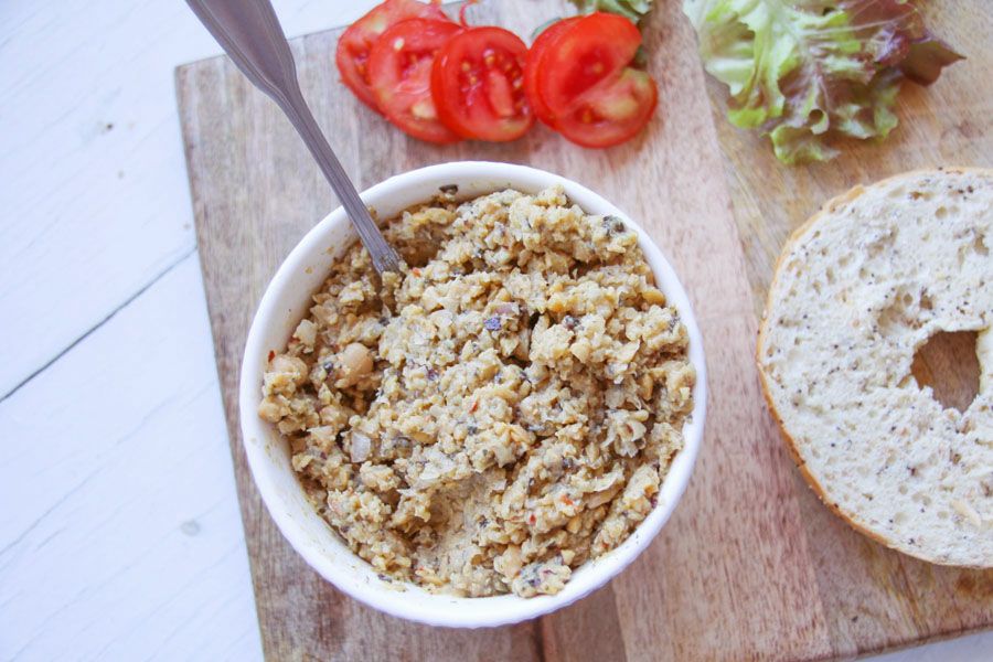 Thunfisch-Ersatz abschmecken und genießen.