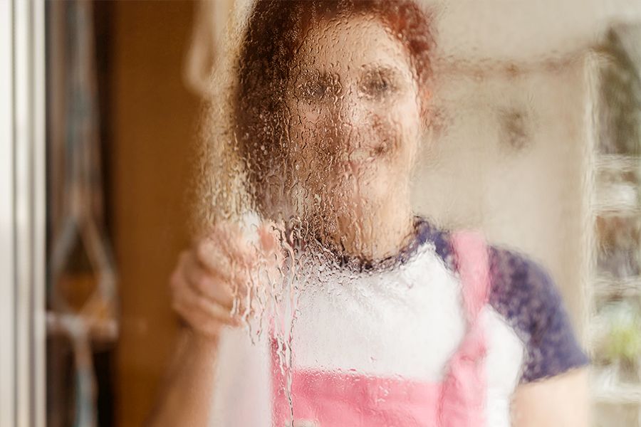 Nachhaltigkeitsexpertin Anke beim Dusche putzen. 