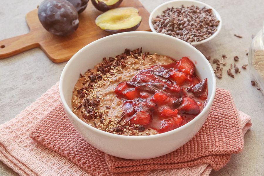 Schüssel mit Porridge und Obst