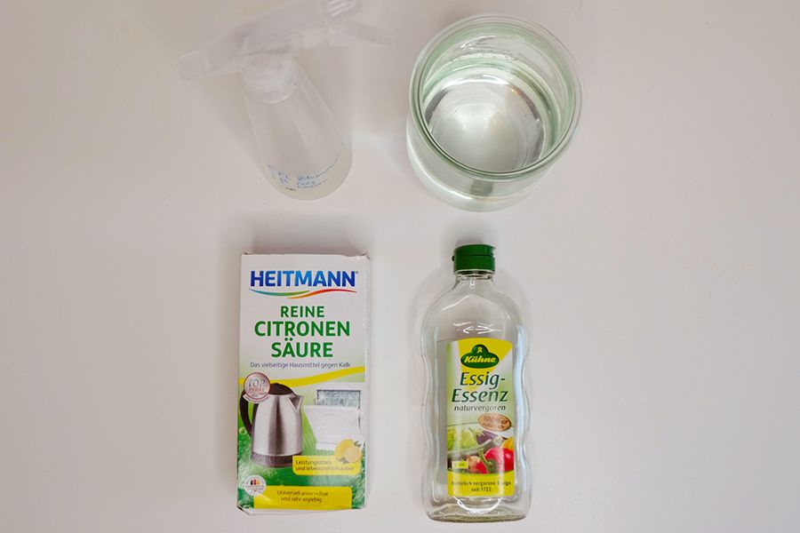 Sprühflasche, Wasser, Zitronensäure und Essigessenz.