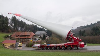 meine energie: Wie bringt man einen 45 Meter langen Windflügel aufs Kambacher Eck? Mit Joystick und Erfahrung.