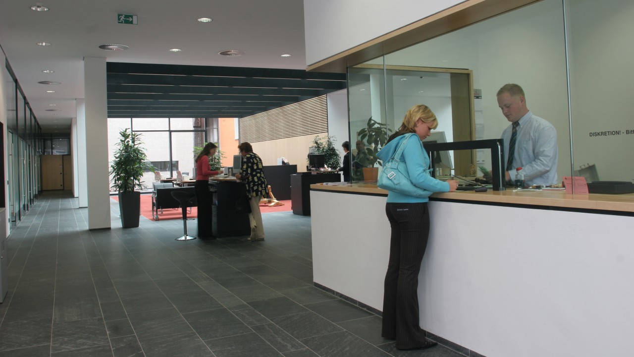 Heizen und Kühlen der Hauptgeschäftsstelle Oberndorf durch Geothermie