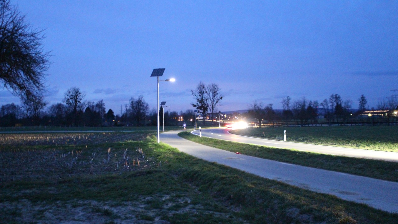Solare Straßen-/Wege&shy;beleuchtung mit intelligenter Lade-&shy;/Licht-/Betriebs&shy;steuerung