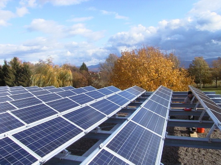 Wenn die Kosten für selbst erzeugten PV-Strom gleich hoch sind wie die Kosten gekauften Stroms und immer mehr Anlagenbetreiber den Strom selbst nutzen, welche Auswirkungen hat das für die Energiewirtschaft?