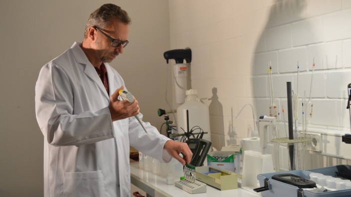 Der Praxistest vergleicht die in Krankenhäusern übliche Nasswischmethode mit einem Trockenreinigungsystem mit Microfasern.