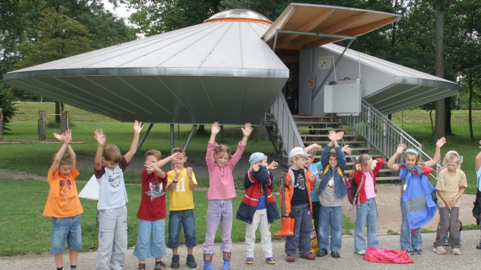 Im Forstpavillon der Gartenschau in Kehl - dem UFO - finden Unterrichtseinheiten zum Thema Energie statt.