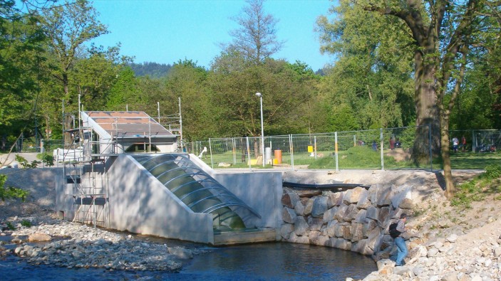 Erstellen einer Wasserkraftanlage auf der Basis einer neuartigen Wasserkraft
schnecke in einem Fließgewässer mit speziellen Gegebenheiten und Erfordernissen.