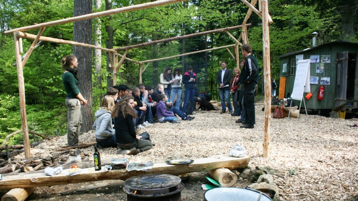 Das Waldhaus Freiburg bietet für die Mittelstufe längere Unterrichtsprojekte zum Themenspektrum Wald, Nachhaltigkeit und Biodiversität.