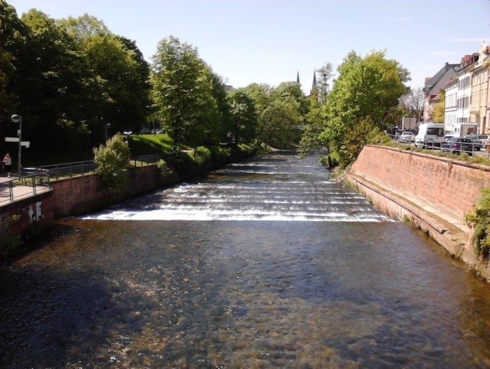Wie lässt sich eine Wasserkraftanlage in einer denkmalgeschützten Umgebung am Freiburger Schwabentor umsetzen?