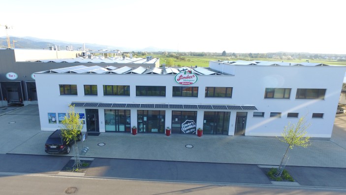 Lastmanagementsystem, Solaranlagen, BHKW und intelligente Energiespeicher optimieren Energieerzeugung und Verbrauch in der Denzlinger Metzgerei Linder.