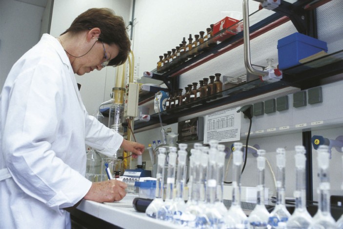 Wie wirken sich Biozide aus industriellen Kühlsystemen auf Gewässer aus?