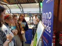 Schülerinnen und Schüler informieren sich über den Innovationsfonds der badenova