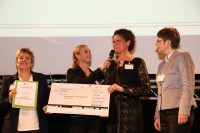 Kita-Leiterin Ursula Bangert und Susanne Ehrecke nehmen den Preis entgegen 