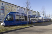 Die neue badenova Straßenbahn bei der ersten Ausfahrt.