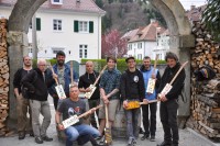 Alle Teilnehmer des Gitarrenbau-Workshops beim abschließenden Gruppenbild.