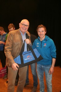 Fabian Rießle (rechts) bei der Ehrung durch badenova Vorstand Mathias Nikolay.