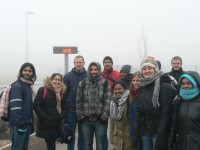 Die Substratwaage zeigt an: Soviel wiegt ein gutes Dutzend Studenten mit Dozent und Fotograf.